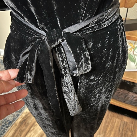 Banana Republic Crushed Velvet Spaghetti Strap Tie Waist Holiday Party Romper - Picture 5 of 9